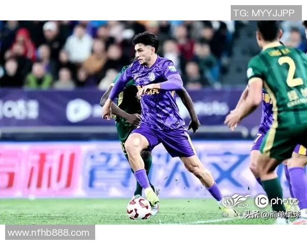 张开双臂迎接挑战 足球巨星展现无畏姿态与坚韧精神