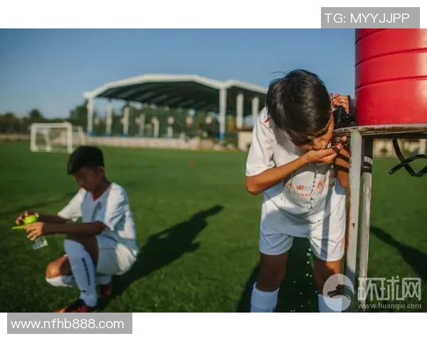从青训到巅峰之路揭示足球球星养成背后的努力与秘诀